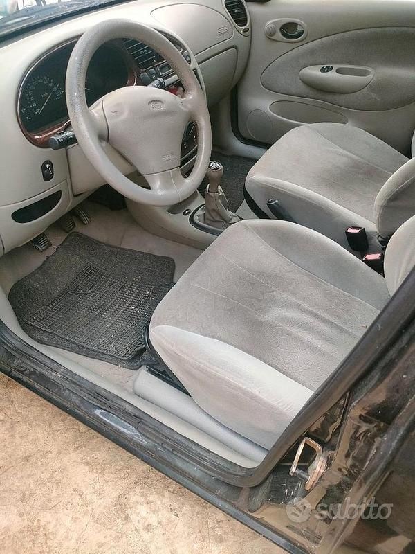 Usata Ford Fiesta Ghia 75 CV (55 kW) 1995 Nero Berlina