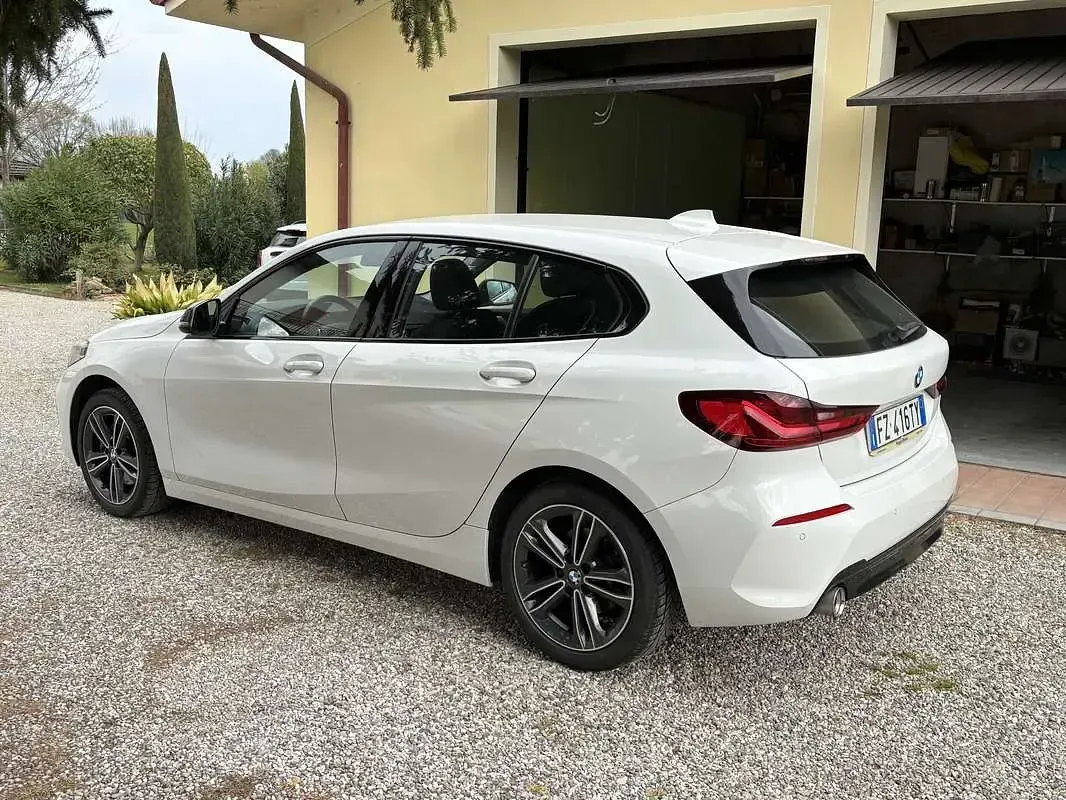 Usata BMW 116 Sport Line 116 CV (85 kW) 2019 Bianco Utilitaria