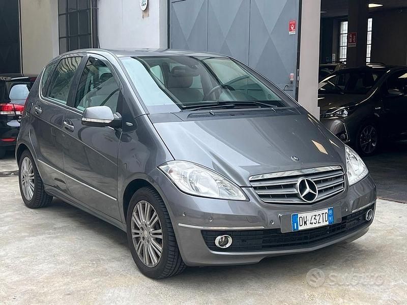 Grigio Usata 2009 Mercedes A150 Avantgarde Tre volumi | 4900 € (Buon prezzo) - Immagine 1/4