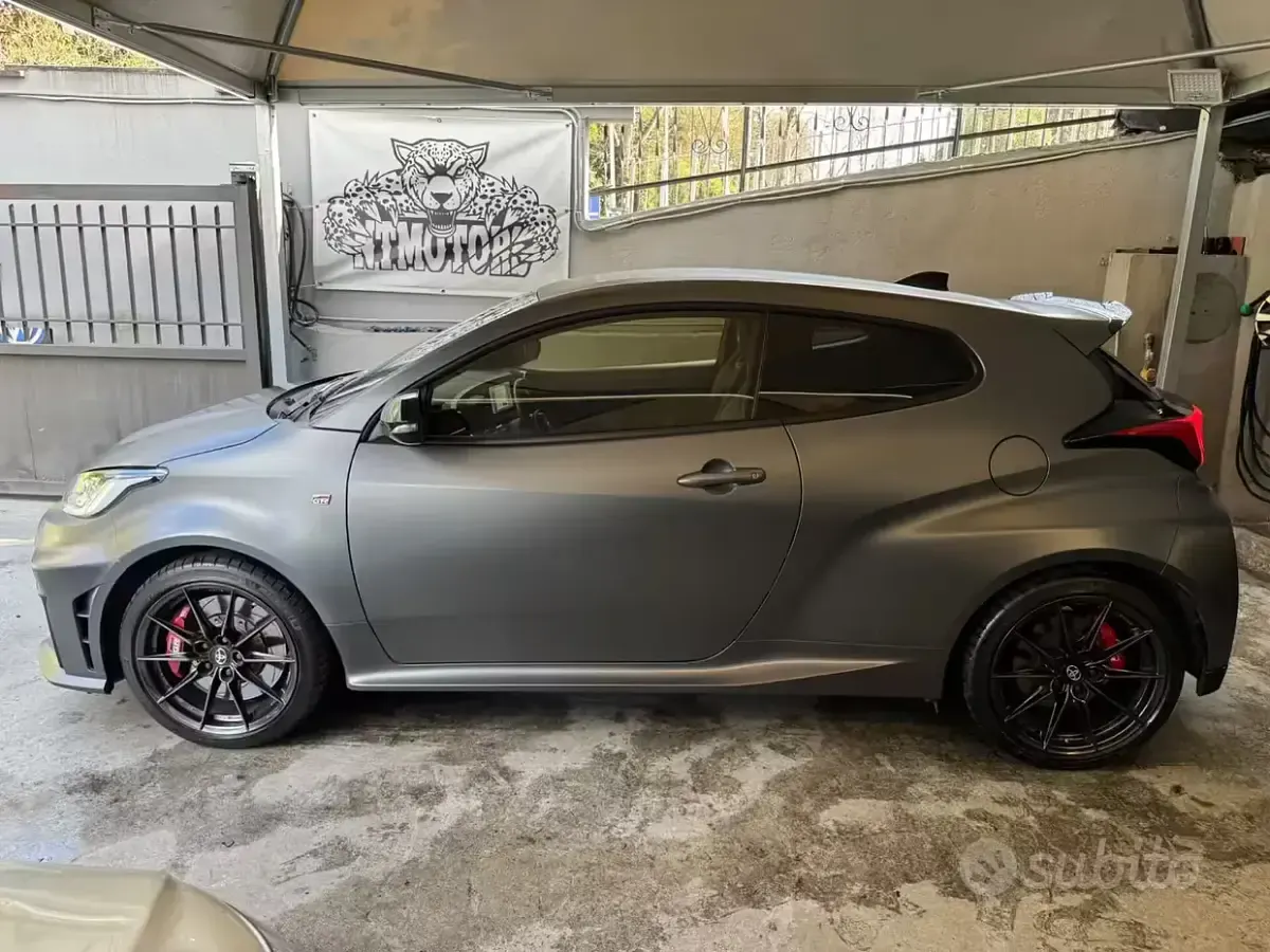 Usata Toyota Yaris 280 CV (205 kW) 2024 Grigio Utilitaria