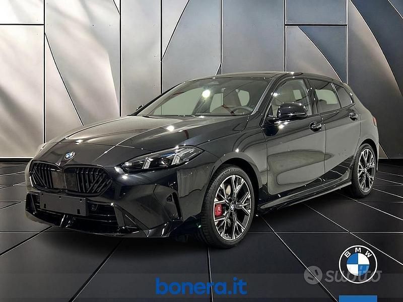 Black sapphire metallizzato Nuova 2025 BMW 120 M Sport Due volumi | 44.300 € (Molto cara) - Immagine 1/4