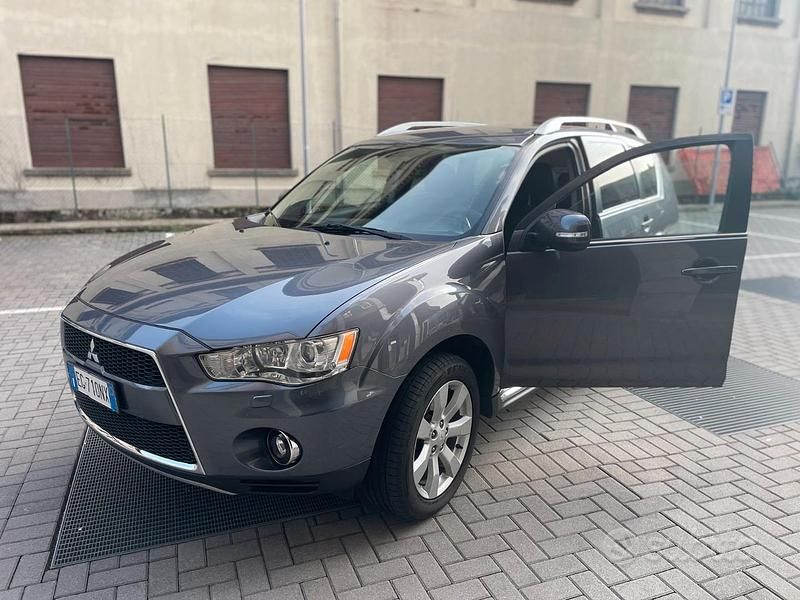 Usata Mitsubishi Outlander Instyle 156 CV (114 kW) 2011 Grigio SUV
