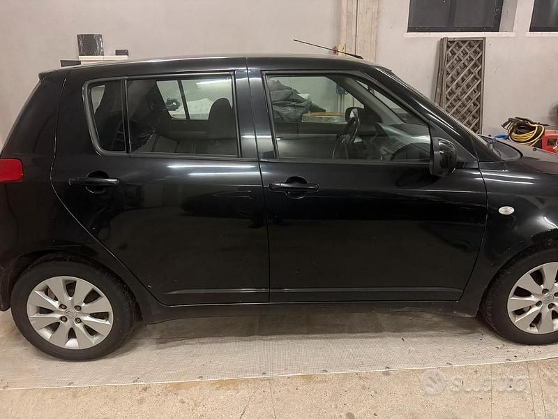 Usata Suzuki Swift 70 CV (51 kW) 2006 Nero Utilitaria