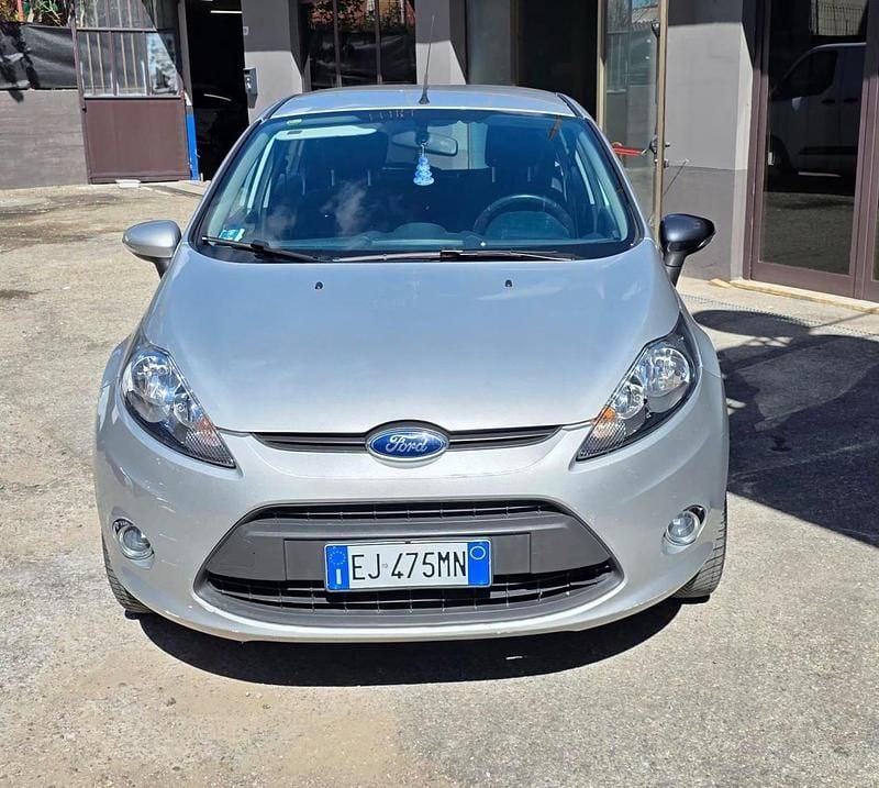 Usata Ford Fiesta Business Edition 82 CV (60 kW) 2011 Argento Utilitaria