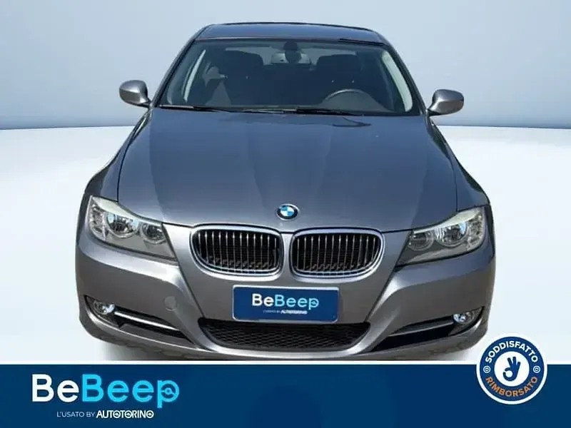 Usata BMW 318 Lifestyle 143 CV (105 kW) 2011 Argento metallizzato Berlina