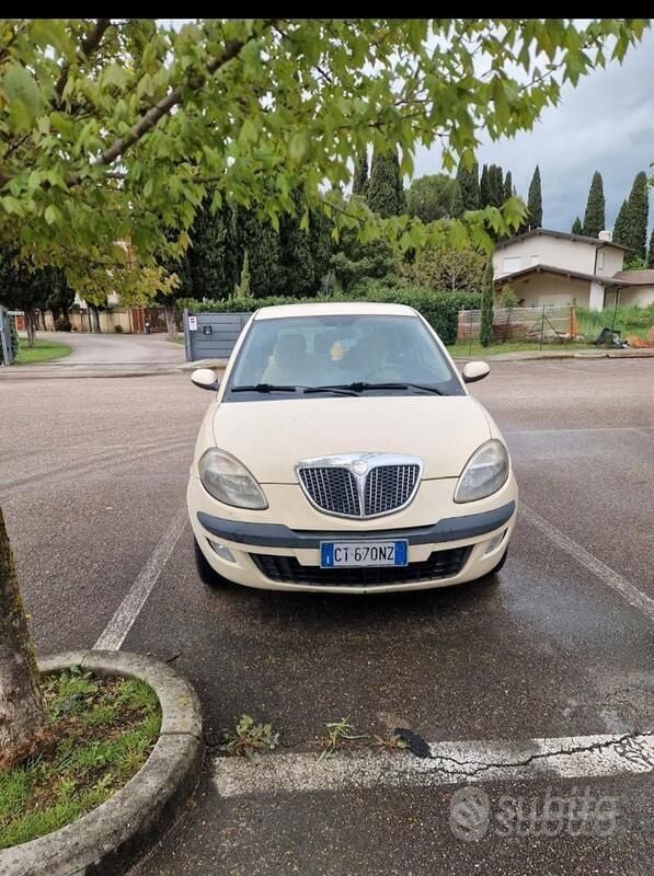 Usata Lancia Ypsilon 60 CV (44 kW) 2005 Giallo Utilitaria