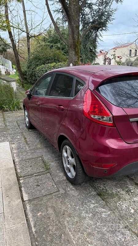 Usado Ford Fiesta 96 HP (70 kW) 2010 Vermelho Sedan
