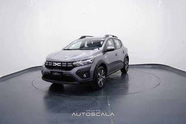 Verde Nuova 2025 Dacia Sandero Expression Due volumi | 17.790 € (Buon prezzo) - Immagine 1/4