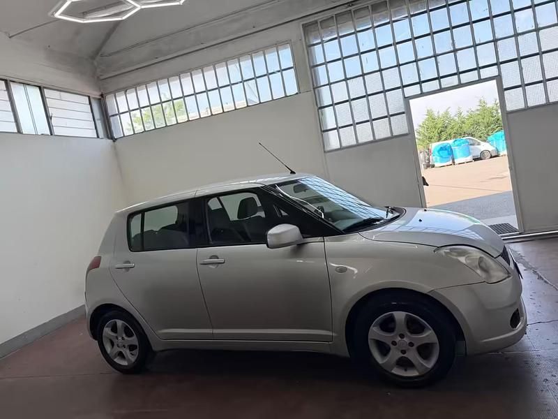 Second-hand Suzuki Swift GLX 92 CP (67 kW) 2005 Argintiu Hatchback
