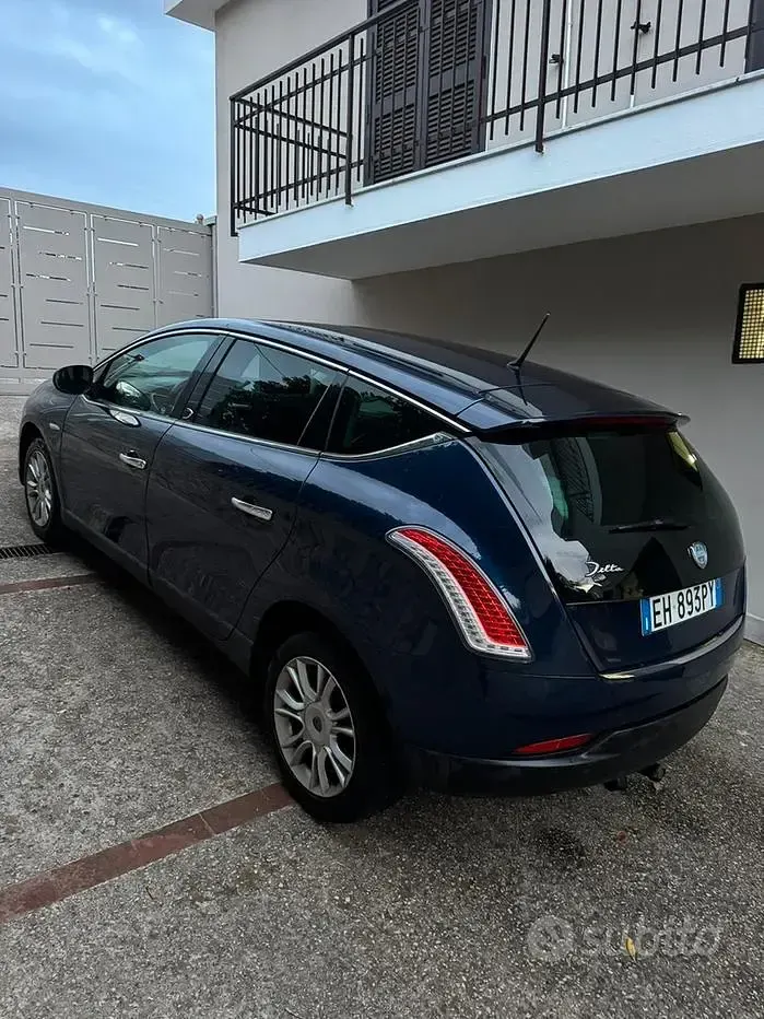 Usata Lancia Delta 120 CV (88 kW) 2011 Blu Utilitaria