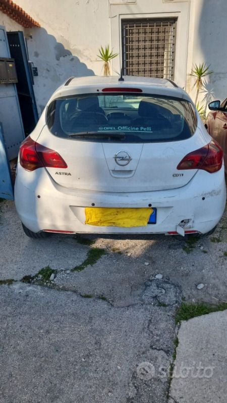 Bianco Usata 2011 Opel Astra Berlina | 1500 € (Super prezzo) - Immagine 1/4