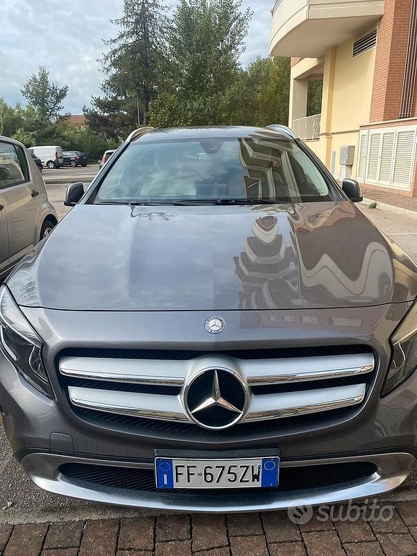 Usata Mercedes GLA180 109 CV (80 kW) 2016 Grigio SUV