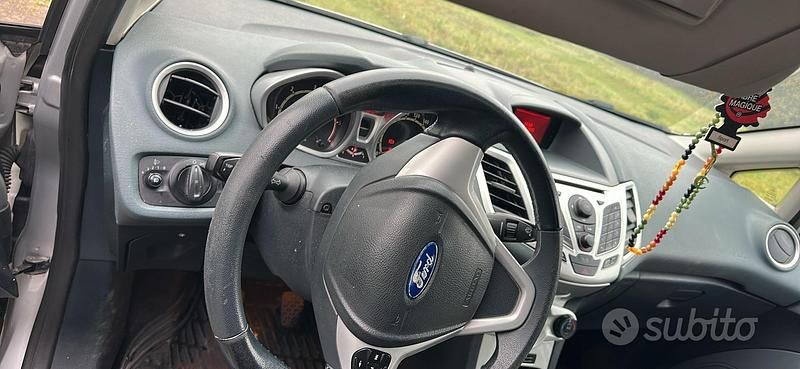 Usata Ford Fiesta 68 CV (50 kW) 2009 Grigio Berlina
