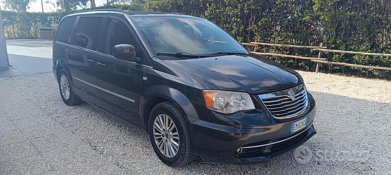 Usata Lancia Voyager Gold 163 CV (119 kW) 2012 Nero Monovolume