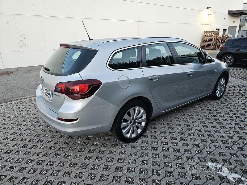 Usata Opel Astra 140 CV (102 kW) 2011 Argento Berlina