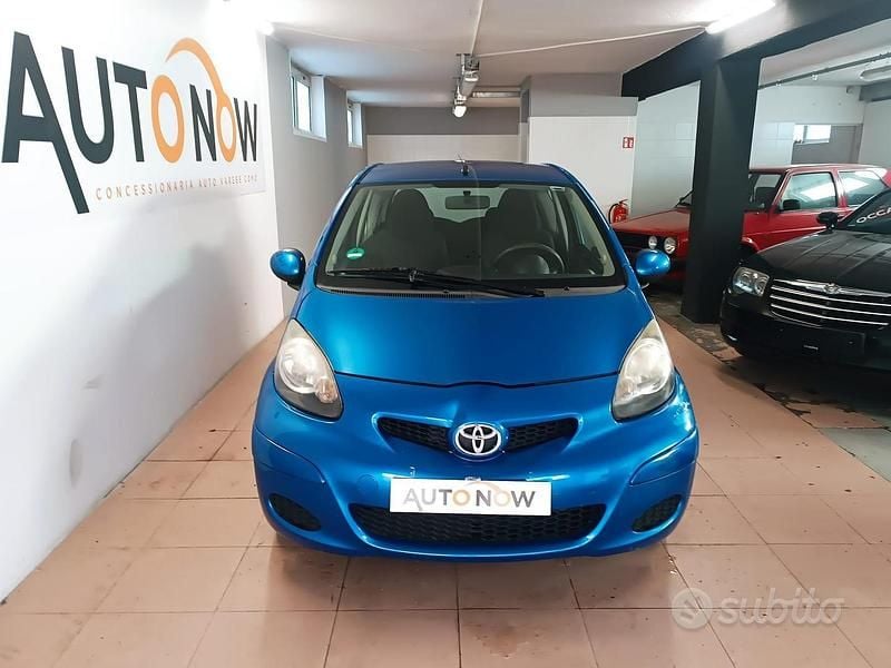 Usata Toyota Aygo 68 CV (50 kW) 2010 Blu Utilitaria