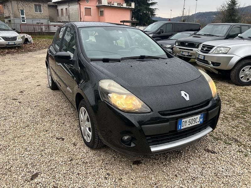 Nero Usata 2009 Renault Clio II Tre volumi | 2800 € (Ottimo prezzo) - Immagine 1/4