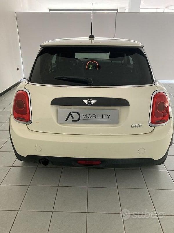 Usata Mini ONE 101 CV (74 kW) 2017 Bianco Utilitaria