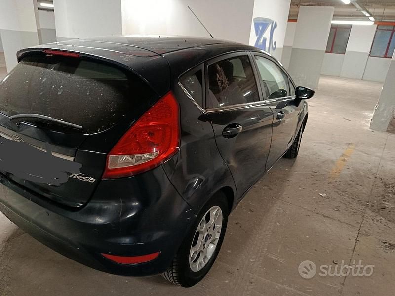 Usata Ford Fiesta Titanium 75 CV (55 kW) 2012 Blu Utilitaria