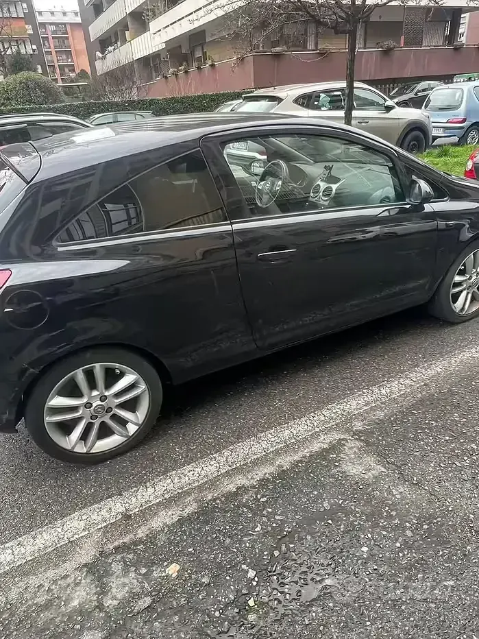 Usata Opel Corsa 85 CV (62 kW) 2010 Nero Utilitaria