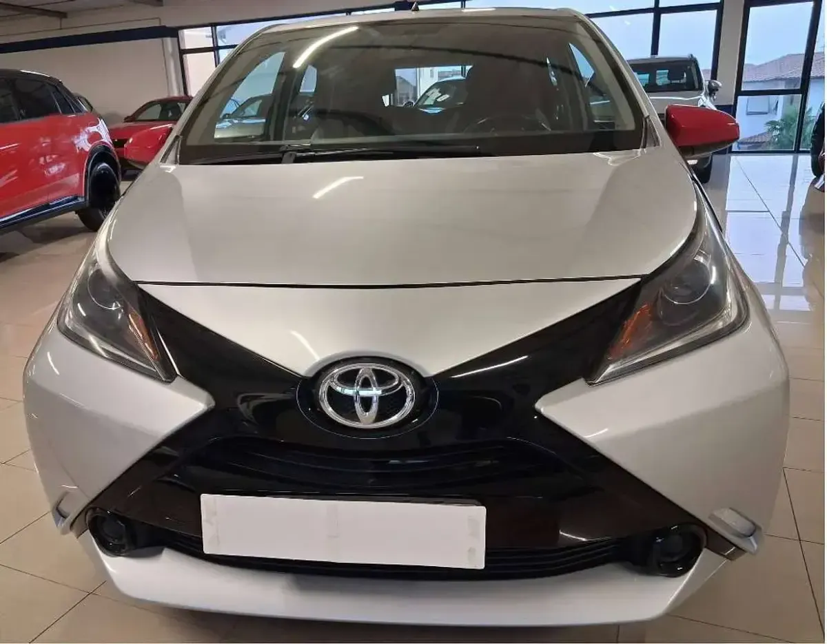 Usata Toyota Aygo X-wave 69 CV (50 kW) 2017 Argento metallizzato Utilitaria