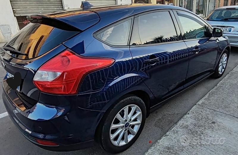 Usata Ford Focus 105 CV (77 kW) 2013 Blu Berlina