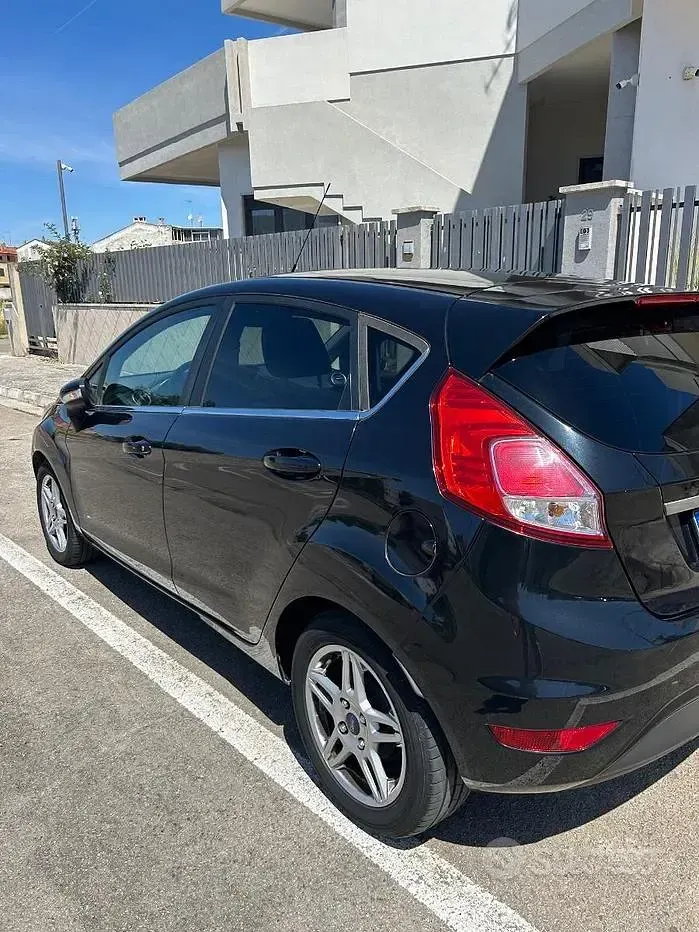 Second-hand Ford Fiesta Titanium 75 CP (55 kW) 2014 Negru Hatchback