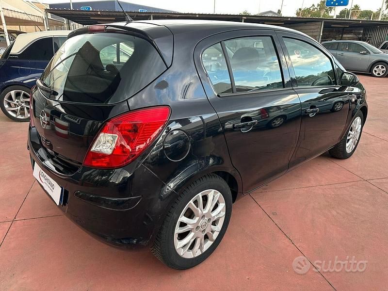 Usata Opel Corsa 74 CV (54 kW) 2010 Nero Utilitaria