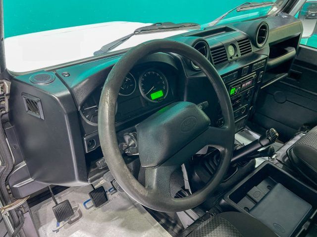 Usata Land Rover Defender S 122 CV (89 kW) 2014 Bianco / pastello SUV
