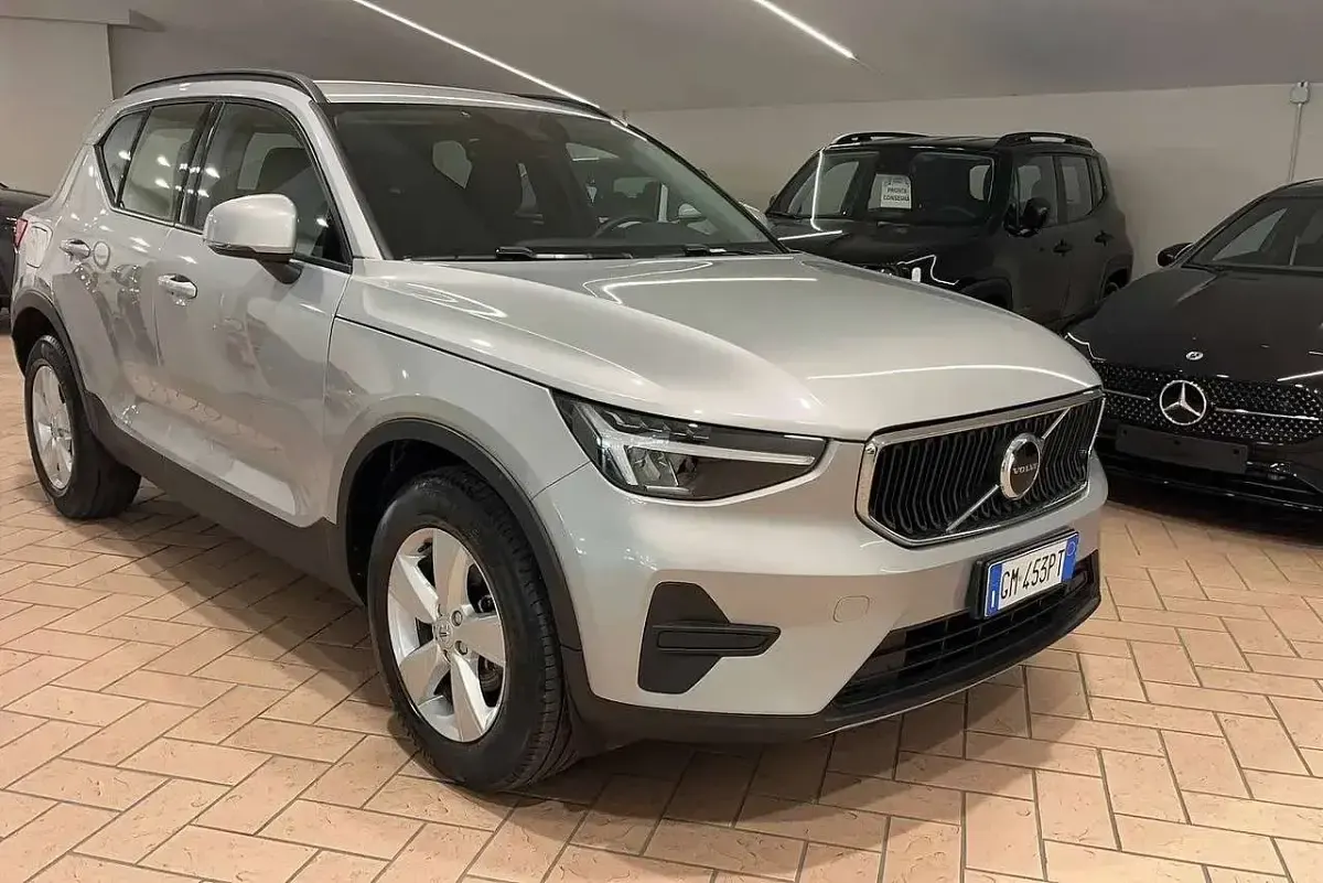 Usata Volvo XC40 129 CV (94 kW) 2023 Silver down met. SUV