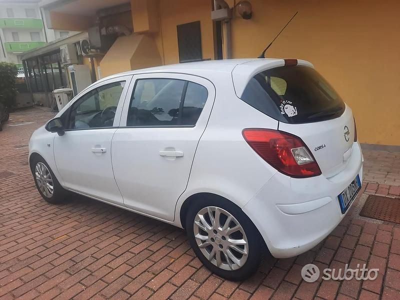 Usata Opel Corsa 80 CV (58 kW) 2009 Bianco Berlina