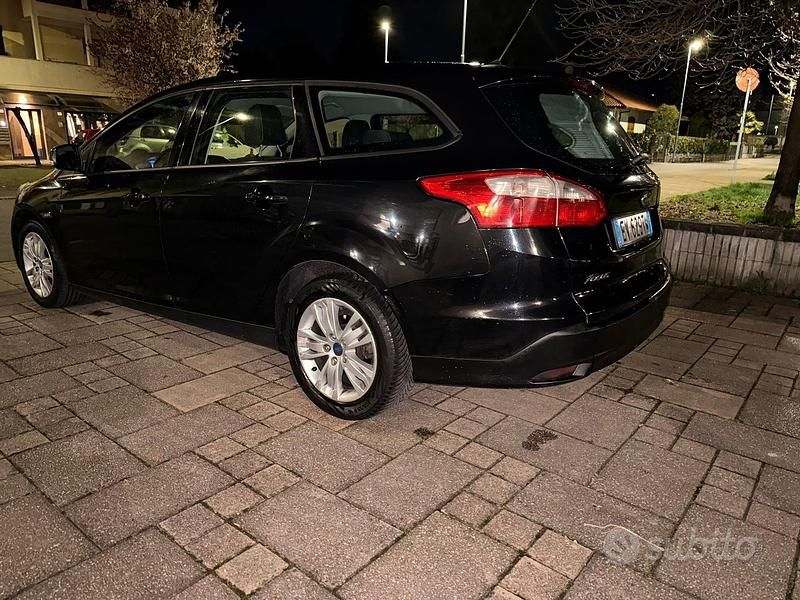 Usata Ford Focus 115 CV (84 kW) 2014 Nero Station wagon