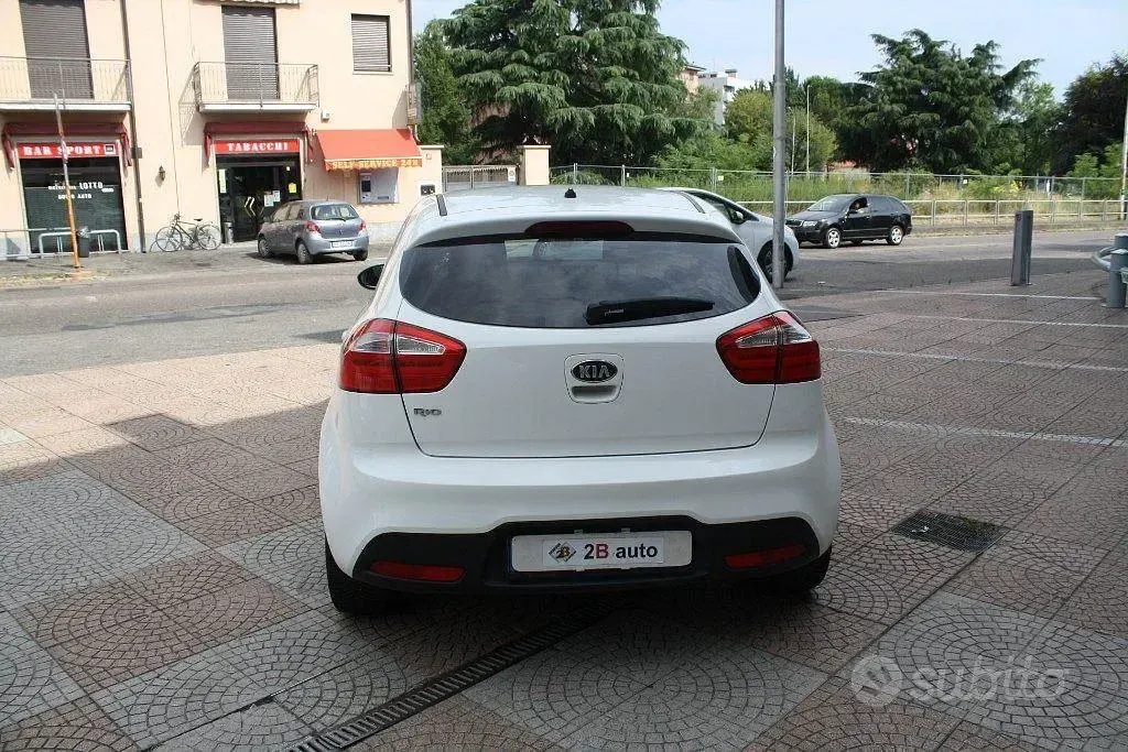 Usata Kia Rio Active 84 CV (61 kW) 2014 Bianco Berlina