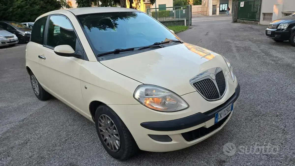 Usata Lancia Ypsilon 80 CV (58 kW) 2003 Beige Utilitaria