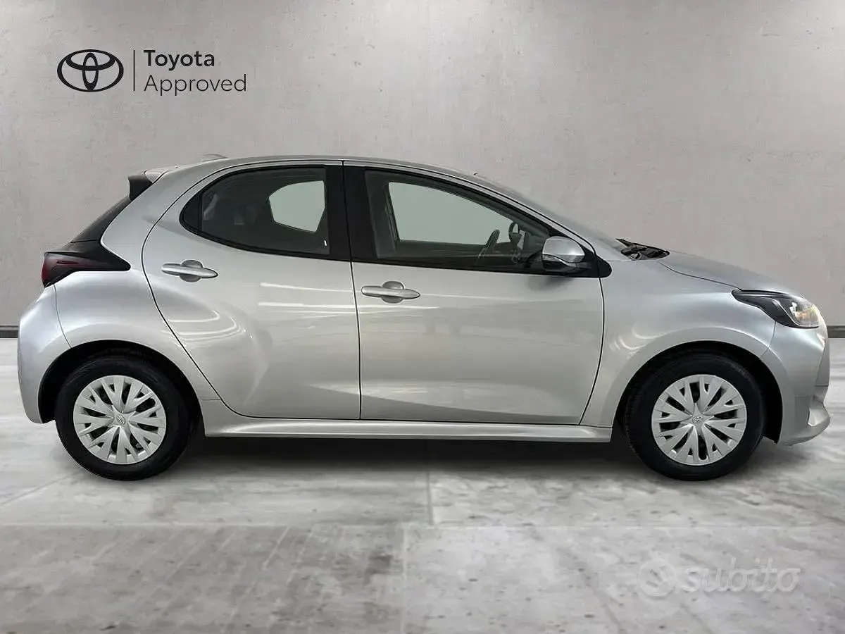 Usata Toyota Yaris Active 72 CV (52 kW) 2023 Grigio Utilitaria