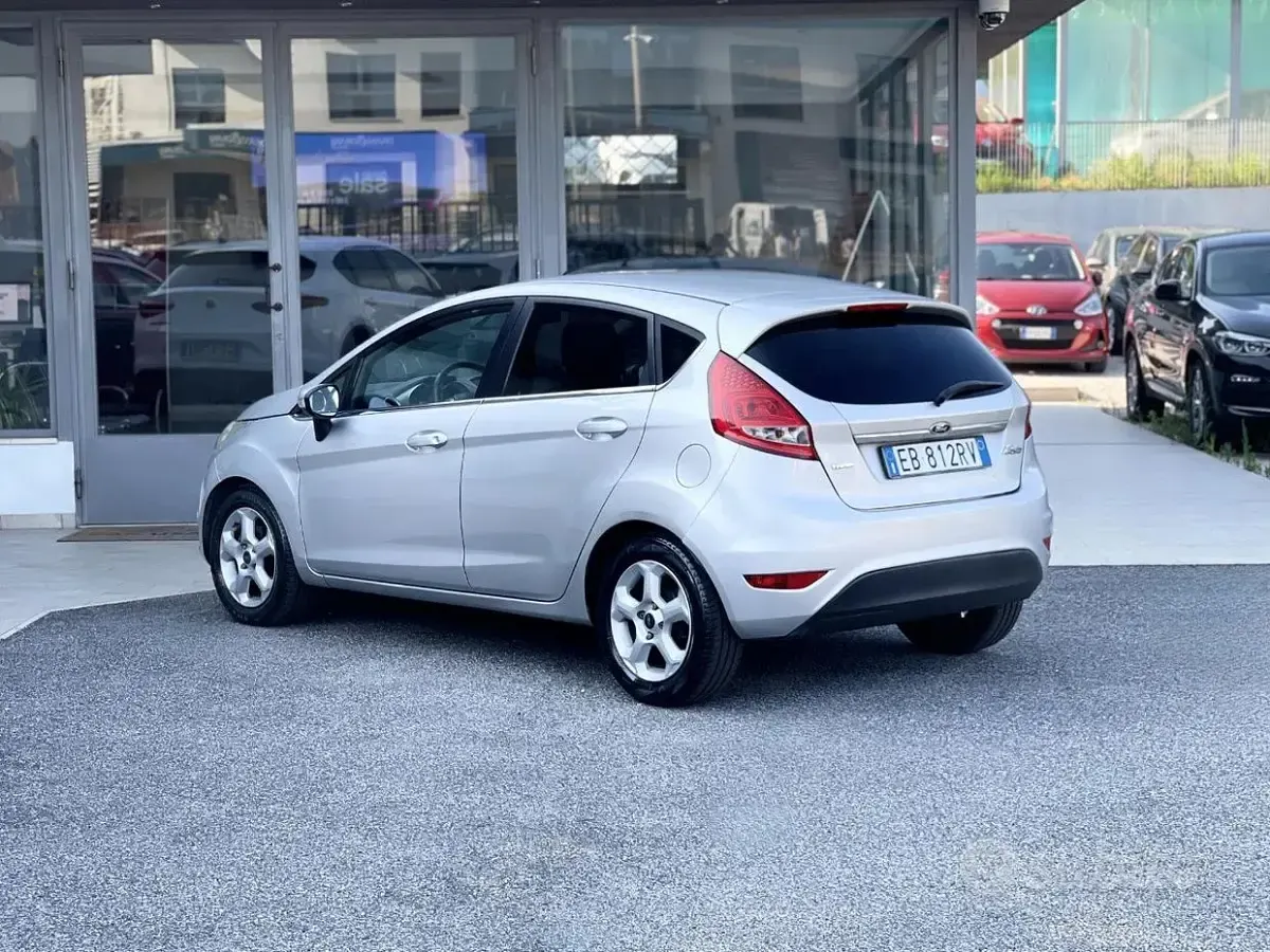 Usata Ford Fiesta 68 CV (50 kW) 2010 Grigio Berlina