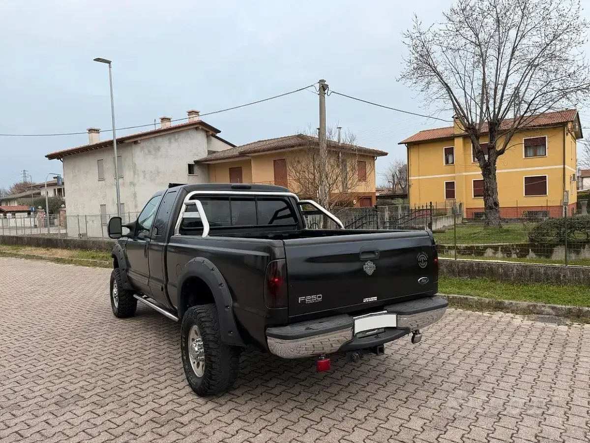 Usata Ford V8 XLT 260 CV (191 kW) 2001 Nero SUV