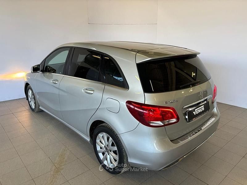 Usata Mercedes B180 Business 109 CV (80 kW) 2018 Argento Monovolume