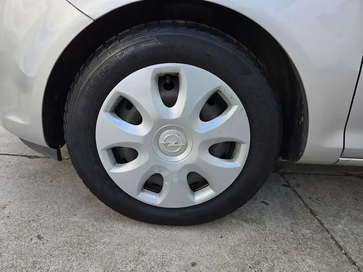 Usata Opel Corsa Cosmo 80 CV (58 kW) 2009 Argento Utilitaria