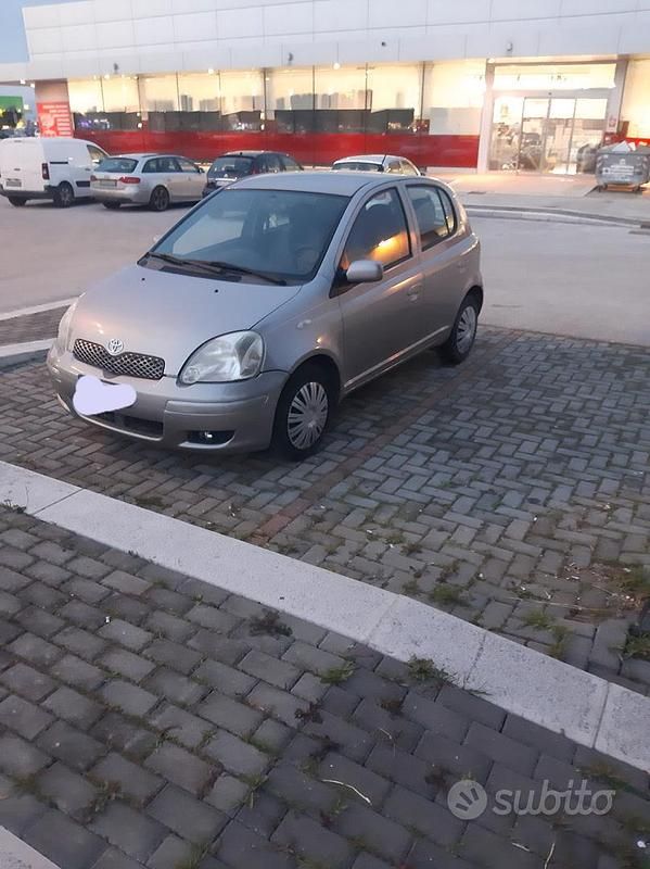 Usata Toyota Yaris 75 CV (55 kW) 2005 Grigio Berlina