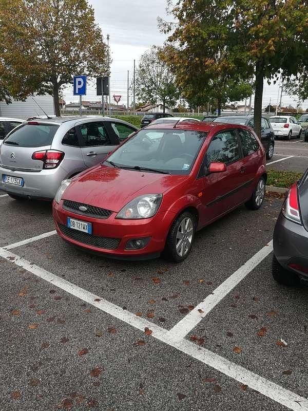 Usata Ford Fiesta Ghia 75 CV (55 kW) 2005 Utilitaria