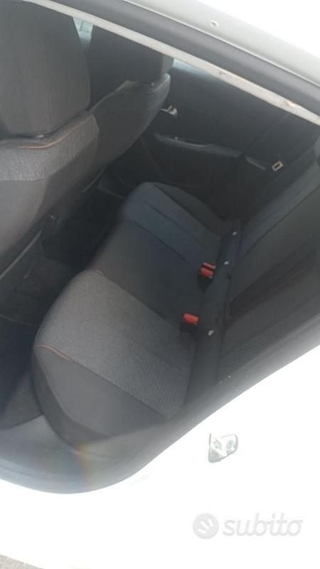 Neu Peugeot 208 Allure 101 PS (74 kW) 2025 Weiß Kleinwagen