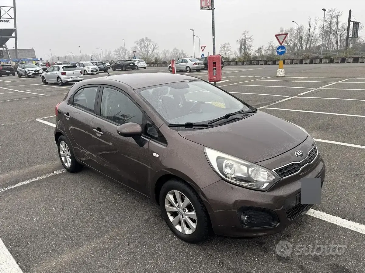 Usata Kia Rio 75 CV (55 kW) 2013 Marrone Berlina