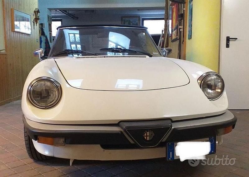 Begagnad Alfa Romeo Spider Veloce 128 HK (94 kW) 1987 Vit Cab