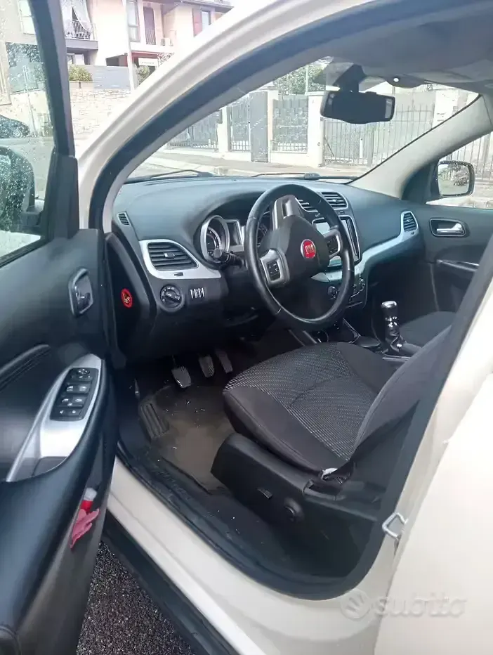 Käytetty Fiat Freemont 170 HP (125 kW) 2013 Valkoinen Katumaasturi