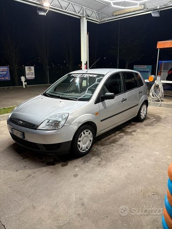 Second-hand Ford Fiesta 75 CP (55 kW) 2004 Gri Hatchback