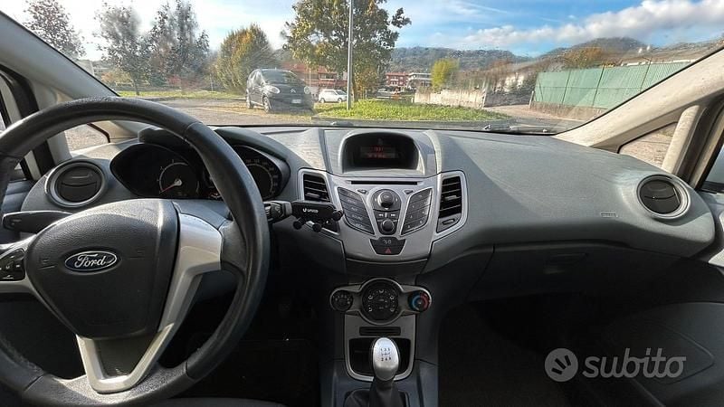 Usata Ford Fiesta 82 CV (60 kW) 2010 Bianco Berlina