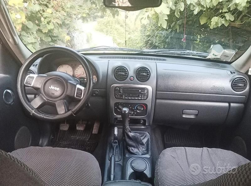 Usata Jeep Cherokee 143 CV (105 kW) 2003 Grigio SUV