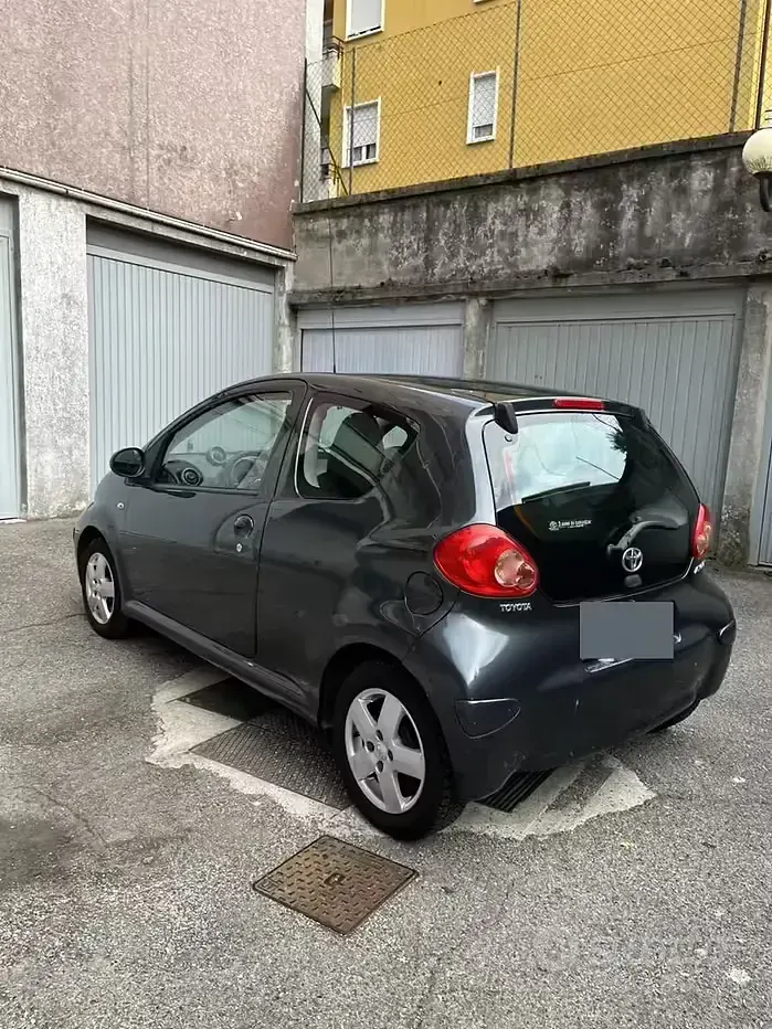 Usata Toyota Aygo 68 CV (50 kW) 2005 Grigio Utilitaria