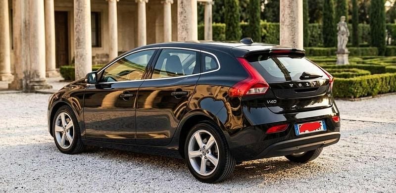 Usata Volvo V40 Momentum 120 CV (88 kW) 2016 Nero Berlina